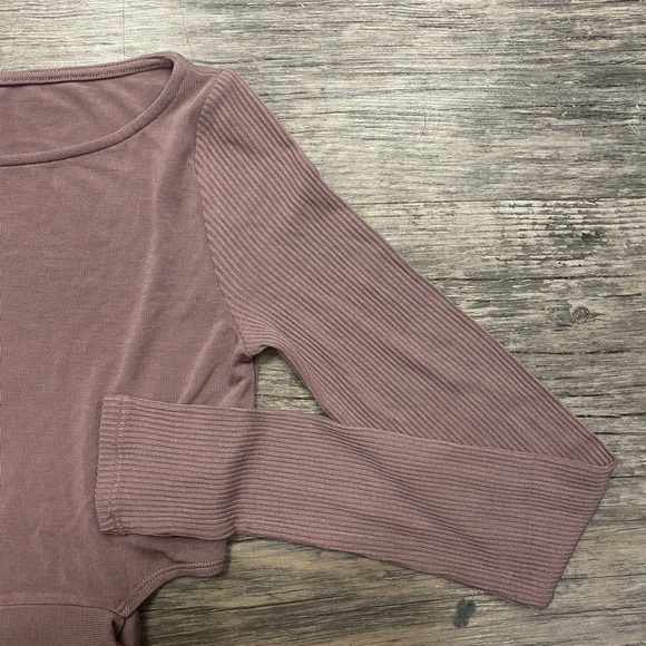 COPY - ALO Yoga crop top - Picture 3 of 7